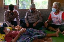 Aiptu Jonni Ilham Hasibuan Keliling Desa Khitan Gratis Warga Kurang Mampu - JPNN.com