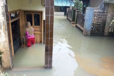 Ruang Kelas di SDN 7 Rancaekek Bandung Roboh Diterjang Banjir - JPNN.com