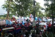 Ribuan Buruh Kepung Gedung Sate, Kawal Penetapan UMK 2022  - JPNN.com