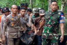 Brigjen TNI Ahmad Rizal Ikut Mengangkat Jenazah Suri dari Tumpukan Kayu - JPNN.com