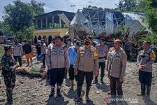 Datangi Lokasi Banjir Bandang, Irjen Iqbal: Jangan Sampai Ada Warga yang Kelaparan - JPNN.com