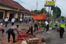 Pagar Markas Polsek Sentolo Ditabrak Truk Fuso hingga Hancur, Ini Penyebabnya - JPNN.com