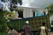 Rem Blong, Truk Tabrak Toko, 4 Unit Motor Rusak Berat, Begini Kondisinya - JPNN.com