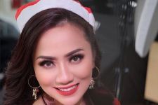 Penampilan Tante Ernie Saat Natal Bikin Penggemar Pangling - JPNN.com