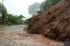 Hati-Hati Longsor, Jalan Penghubung Terputus - JPNN.com