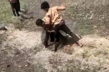 Dua Pelajar SMP Baku Hantam di Tengah Sawah, Videonya Viral - JPNN.com