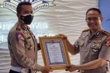 Terima Penghargaan dari Kombes Eddy, Ini Prestasi Kasat Lantas Polres Karawang - JPNN.com