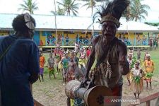 Ultah, Babinsa Kopda Marthen Waromi Dapat 'Kado' Istimewa dari Masyarakat Adat di Merauke - JPNN.com