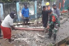 Prajurit TNI AD Membantu Evakuasi Korban Banjir dan Longsong di Jayapura Papua - JPNN.com