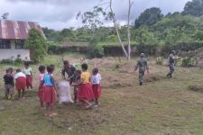 Keren, Prajurit TNI Ajak Siswa-Siswi SD di Papua Lakukan Ini - JPNN.com