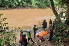 Heboh, Sesosok Mayat Pria Mengapung di Sungai Ciliwung, Mungkin Anda Kenal? - JPNN.com