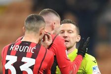 Bikin Blunder di Laga AC Milan vs Spezia, Wasit Ini Sedang Harap-Harap Cemas - JPNN.com