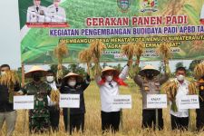 Edy Rahmayadi Turun ke Sawah Bareng Mayjen Hassanudin dan Irjen Panca - JPNN.com