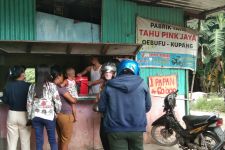 Harga Kedelai Naik, Pengrajin Tahu Tempe di Kupang Tetap Berproduksi - JPNN.com