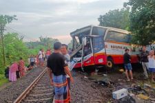 Detik-detik Kecelakaan Maut Bus PO Harapan Jaya Vs KA Rapih Dhoho di Tulungagung - JPNN.com Jatim