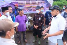 Ade Rezki Pratama Datang Membawa Bantuan untuk Korban Gempa Pasaman Barat - JPNN.com