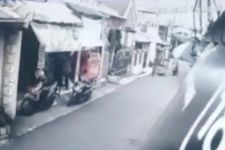 Pengendara Motor Tabrak Lari Bocah, Terekam CCTV, Ditunggu Kesadarannya - JPNN.com