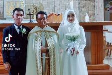 Viral Pengantin Wanita Berhijab Nikah di Gereja, Pernikahan Beda Agama? - JPNN.com Sumut
