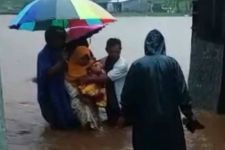 Saat Banjir Terjadi, Ibu Ini Baru Melahirkan Seorang Bayi - JPNN.com
