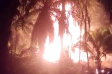 Sumur Minyak Tradisional Meledak, Api Membubung Tinggi, 3 Orang Terbakar, Lihat - JPNN.com