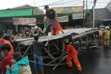 Angin Kencang di Jaktim, Kanopi Besar Terbang, 2 Orang Luka-Luka, Lihat nih - JPNN.com