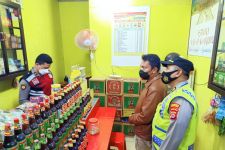 Polisi Terima Info dari Warga, Toko Jamu Langsung Digeledah, Ternyata - JPNN.com