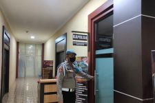 Tengah Malam Anggota Propam Berada di Depan Ruangan Kapolda, Oh Ternyata - JPNN.com