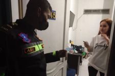 Malam-Malam, Polisi Mendatangi Kos-kosan, Lihat Fotonya - JPNN.com