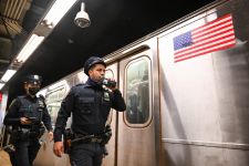 Banjir Darah di Subway New York, Pelaku Berbadan Kekar Lempar Bom Asap Lalu Hilang - JPNN.com