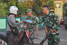 Kolonel Inf Ganiahardi dan Anggota Korem Merauke Bagikan Takjil Kepada Pengguna Jalan - JPNN.com