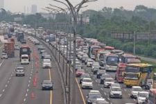 Kondisi Terkini Tol Jakarta-Cikampek Pukul 11.30 WIB: Macet 26 Kilometer - JPNN.com