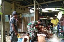 Prajurit TNI di Papua Bantu Warga Giling Sagu, Top! - JPNN.com NTB