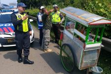 Viral, Tukang Bakso Dorong Gerobaknya Masuk Tol - JPNN.com