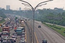 Jumat Siang, Tol Japek Arah Jakarta Padat 19 Kilometer Meski One Way Sudah Diberlakukan - JPNN.com