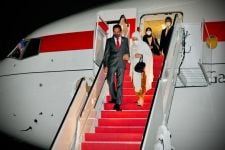 Sosok Ini Sambut Kedatangan Presiden RI dan Istri, Siapakah Dia? - JPNN.com Lampung