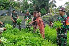 Bantu Warga Perbatasan RI-PNG, Prajurit TNI Lakukan Ini, Top - JPNN.com