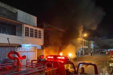 2 Mobil Terbakar di Halaman Masjid Saat Subuh, Begini Kronologinya - JPNN.com