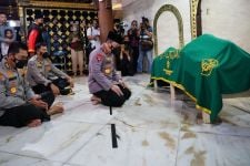 Jenderal Listyo Sigit Bersimpuh di Depan Jenazah Tokoh Bangsa Ini, Ucapkan Duka Mendalam - JPNN.com Sumut