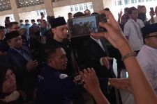 Mesut Ozil Diserbu Umat di Masjid Istiqlal, Ekspresinya Bikin Gemas - JPNN.com NTB