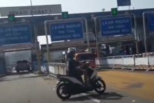 Viral, Video Pengendara Motor Masuk Tol Cikampek, Membahayakan - JPNN.com