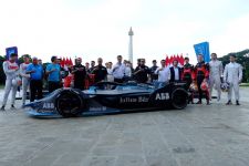 Berpose dengan Pembalap Formula E, Anies Baswedan Sebut Jakarta Siap Jadi Kota Global - JPNN.com