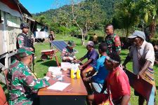 TNI Berikan Pelayanan Kesehatan Gratis Bagi Warga Perbatasan Papua - JPNN.com