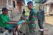 Cegah Malaria, Satgas TNI Bagikan Ini Kepada Warga Perbatasan Papua - JPNN.com