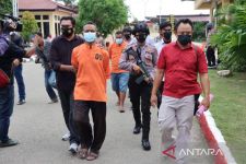 Tangan Kepala Sekolah Diborgol, Dikawal Polisi Bersenjata - JPNN.com