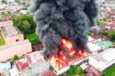 Kebakaran Gudang di Sampit, Warga Panik, Petugas Masih Berupaya Memadamkan Api - JPNN.com