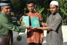 Muslim NTT Terharu Bisa Mendapatkan Al-Qur'an  - JPNN.com