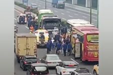 4 Bus Kecelakaan Beruntun di Tol Cikampek, Lihat Fotonya - JPNN.com