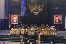 Momen Anies dan Prasetyo Asyik Menari Tortor di Sidang Paripurna HUT DKI Jakarta - JPNN.com