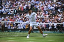 Novak Djokovic Butuh 3 Jam 35 Menit Taklukkan Cowok 20 Tahun, Pangeran William jadi Saksi - JPNN.com