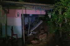 1 Rumah Tertimbun Longsor di Batu Meja Ambon, Frans Mauwa Terluka - JPNN.com